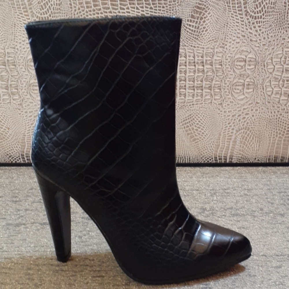 Ladies Zip Up Ankle Bootie